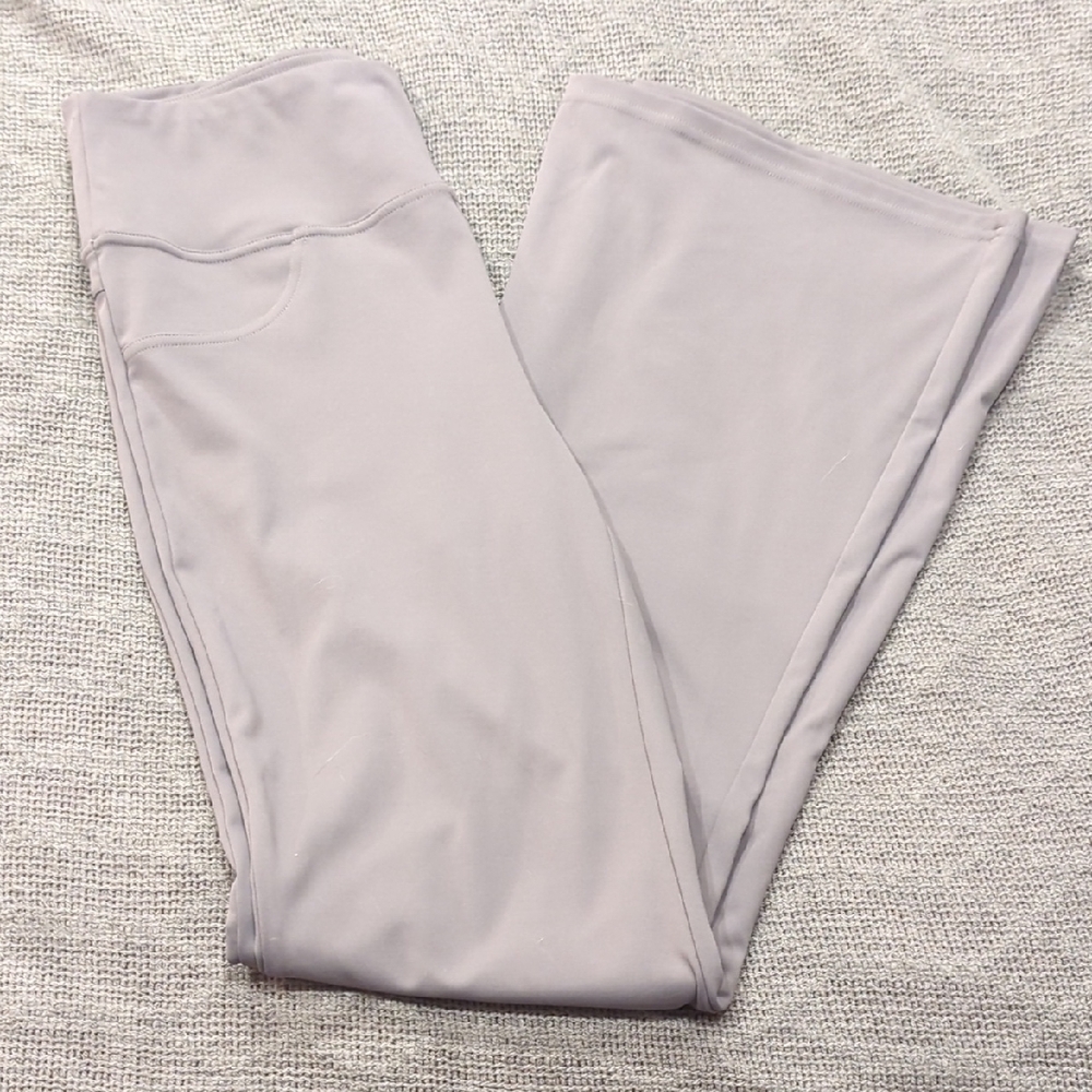 LIKE NEW || Halara, Size M || Gray Flare Leggings W/ Pockets